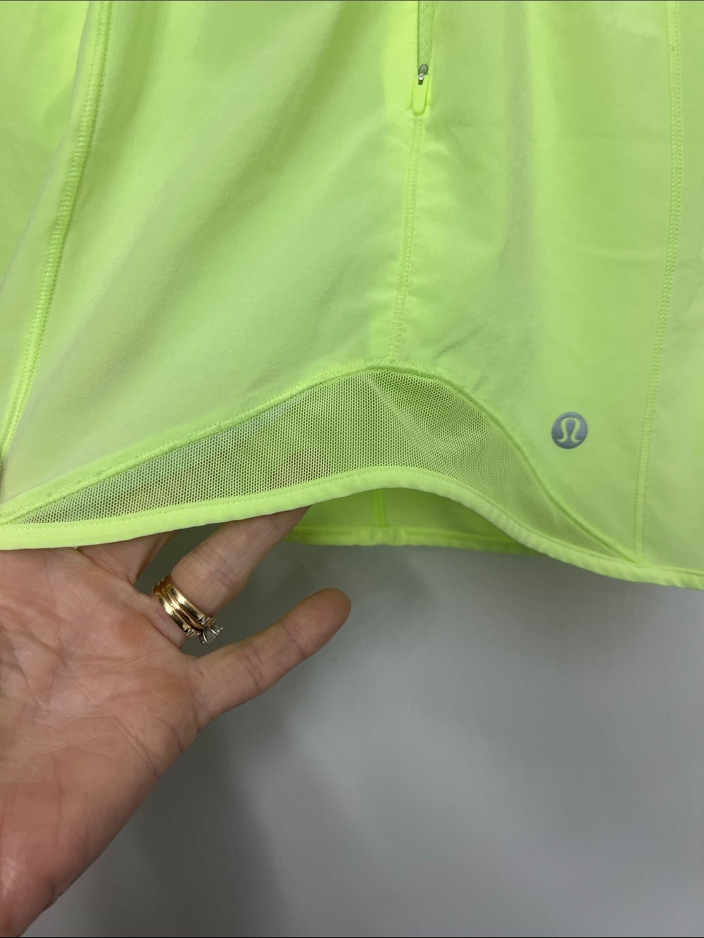 Lululemon Hotty Hot High-Rise Short 4” Highlight Yellow, Size 6, W7AW7T, EUC - Picture 11 of 11